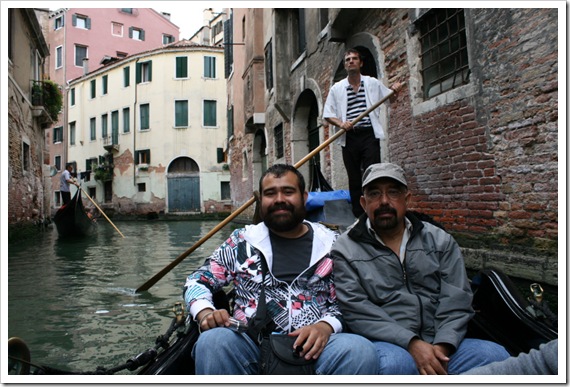 Con mi papá en una góndola en Venecia