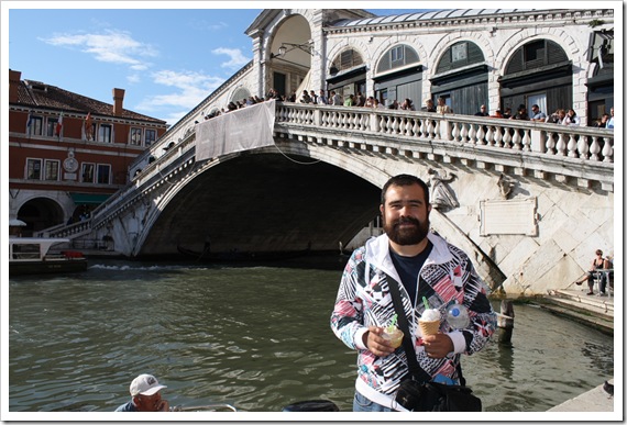 En Venecia comiendo gelato y al fondo el ponte di Rialto